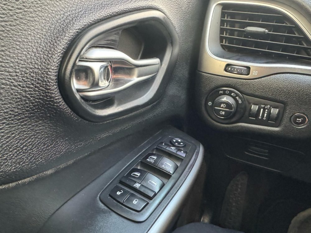 JEEP CHEROKEE LIMITED 2019 - 2.4cc Bencinero / 4x4 / 5 Pasajeros / Full Equipped - Imagen 46