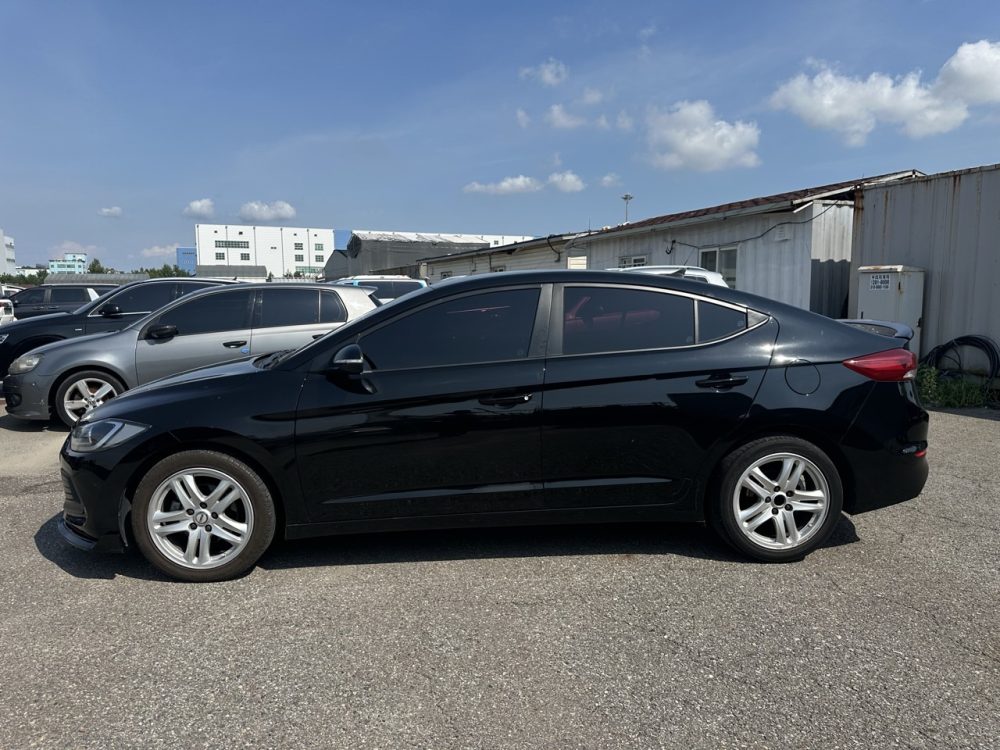HYUNDAI AVANTE 2018 – 1.6cc Turbo Diesel / 5 Pasajeros / Cámara Retro - Imagen 3