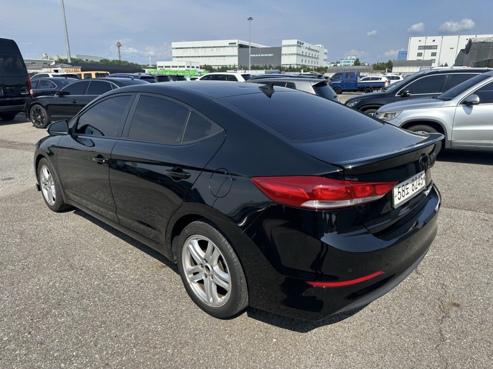 HYUNDAI AVANTE 2018 – 1.6cc Turbo Diesel / 5 Pasajeros / Cámara Retro - Imagen 4