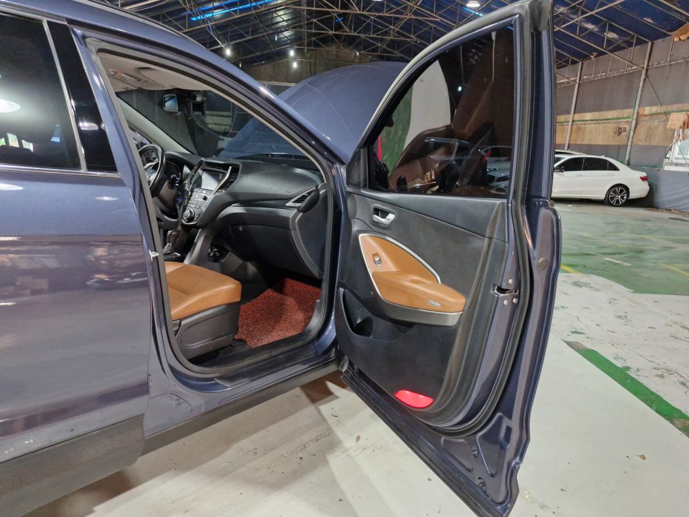 HYUNDAI SANTA FE 2018 – 2.2cc Turbo Diesel / 4×2 / 7 Pasajeros / Portalon Electronico / Camara retro - Imagen 17