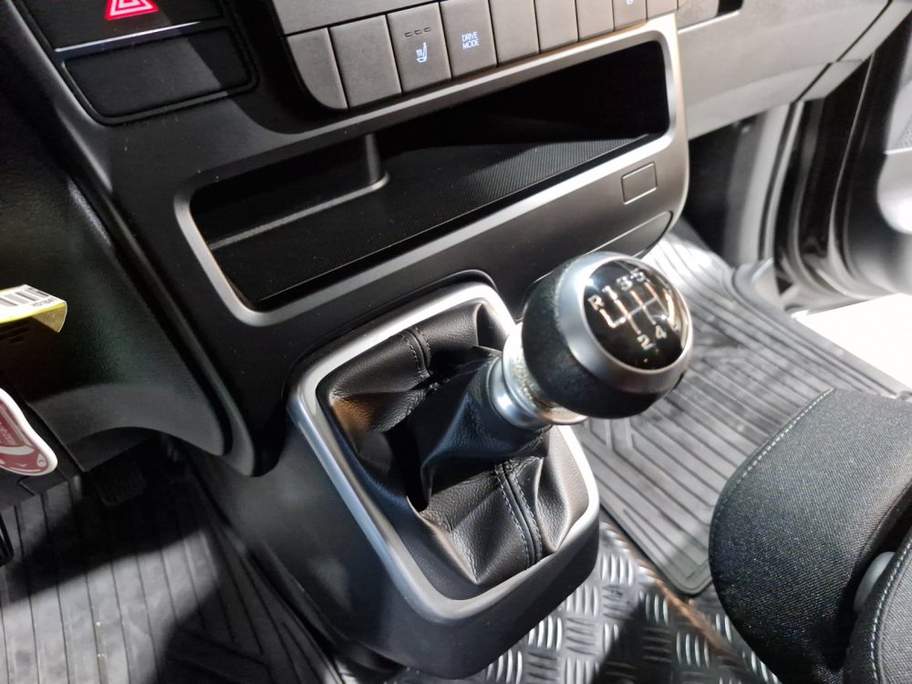 HYUNDAI STARIA 2023 – 2.2CC Turbo Diesel / 11 Pasajeros / 4×2 / cámara retro - Imagen 11