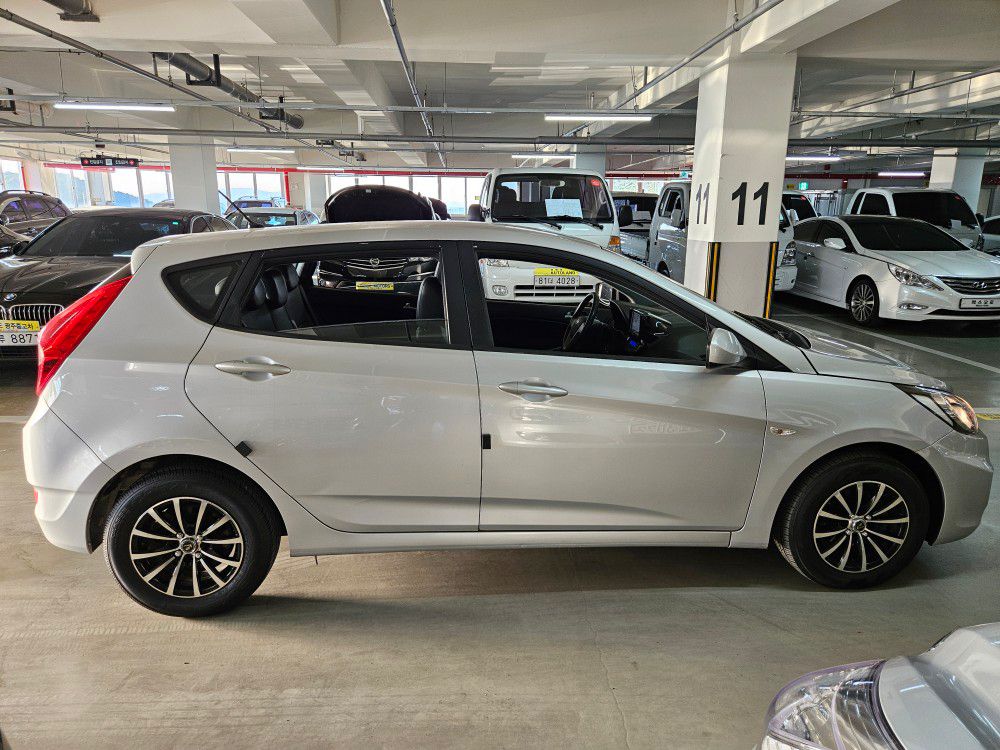 HYUNDAI ACCENT 2014 – 1.6cc Turbo Diesel / 4×2 / 5 Pasajeros / Camara retro - Imagen 3