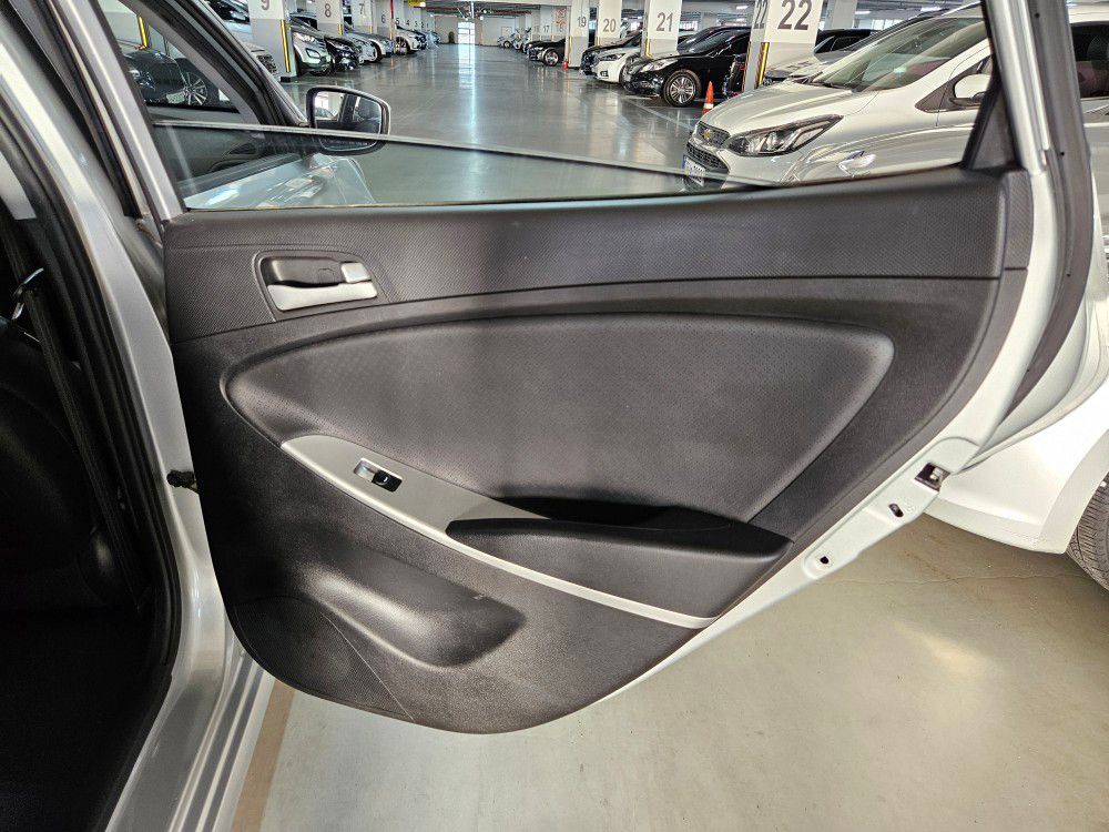 HYUNDAI ACCENT 2014 – 1.6cc Turbo Diesel / 4×2 / 5 Pasajeros / Camara retro - Imagen 10