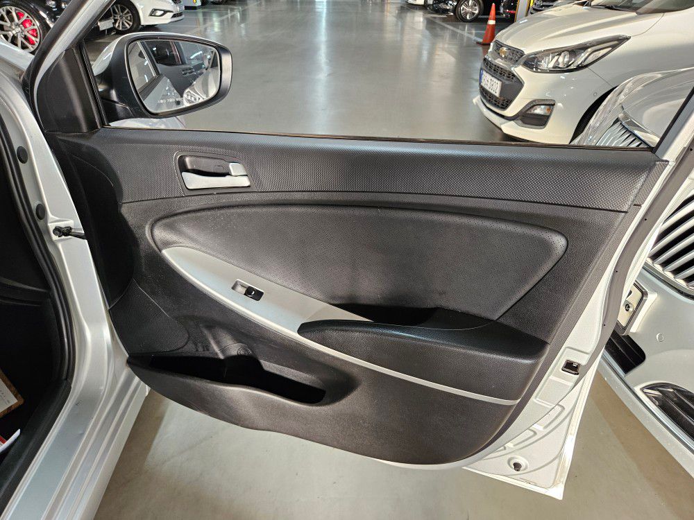 HYUNDAI ACCENT 2014 – 1.6cc Turbo Diesel / 4×2 / 5 Pasajeros / Camara retro - Imagen 12