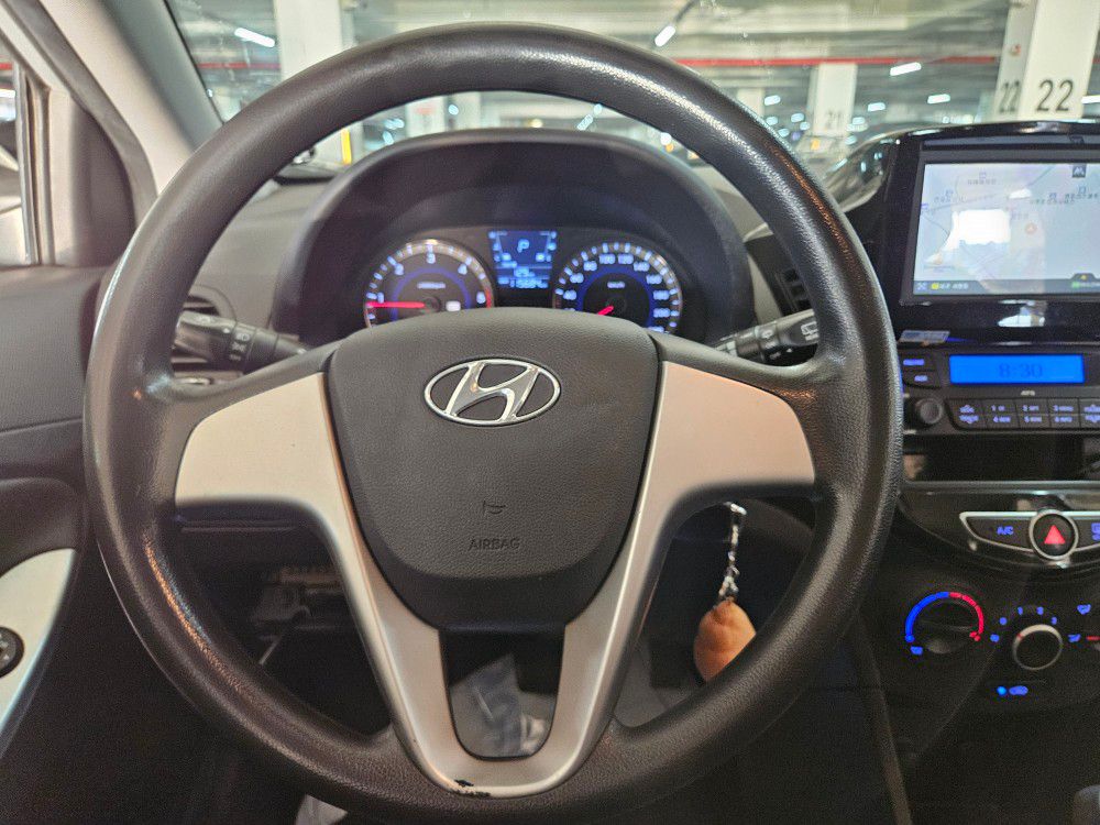 HYUNDAI ACCENT 2014 – 1.6cc Turbo Diesel / 4×2 / 5 Pasajeros / Camara retro - Imagen 16