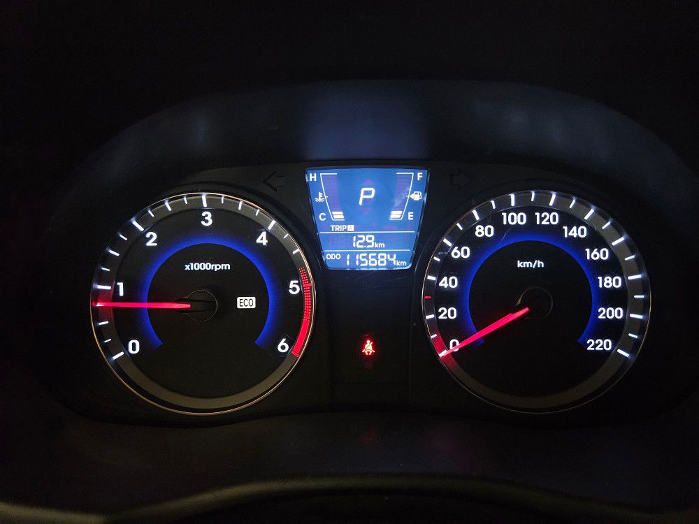 HYUNDAI ACCENT 2014 – 1.6cc Turbo Diesel / 4×2 / 5 Pasajeros / Camara retro - Imagen 22