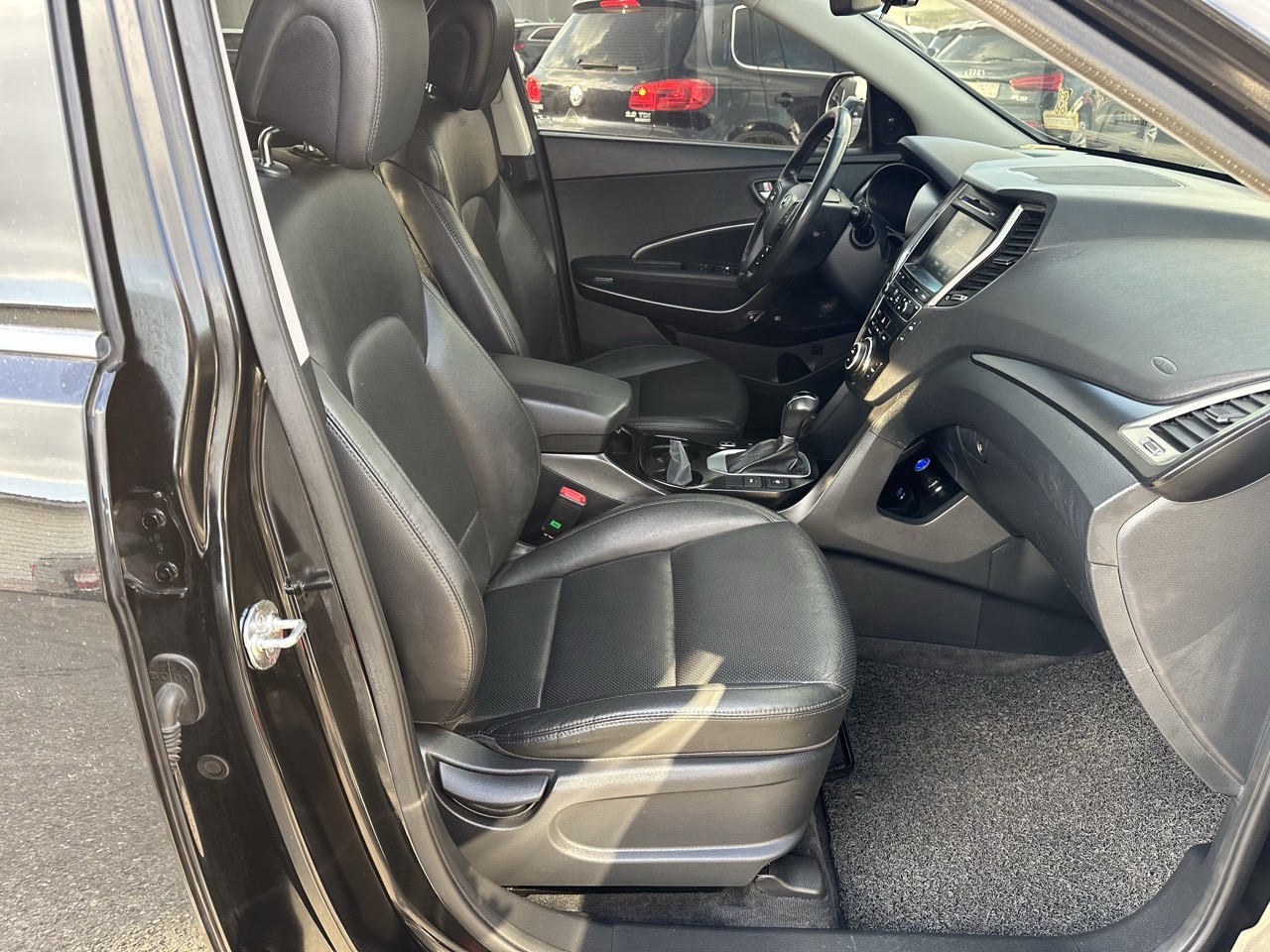 HYUNDAI SANTA FE 2018 – 2.0cc Turbo Diesel / 4×2 / 7 Pasajeros / Portalon Electronico / Camara retro - Imagen 28