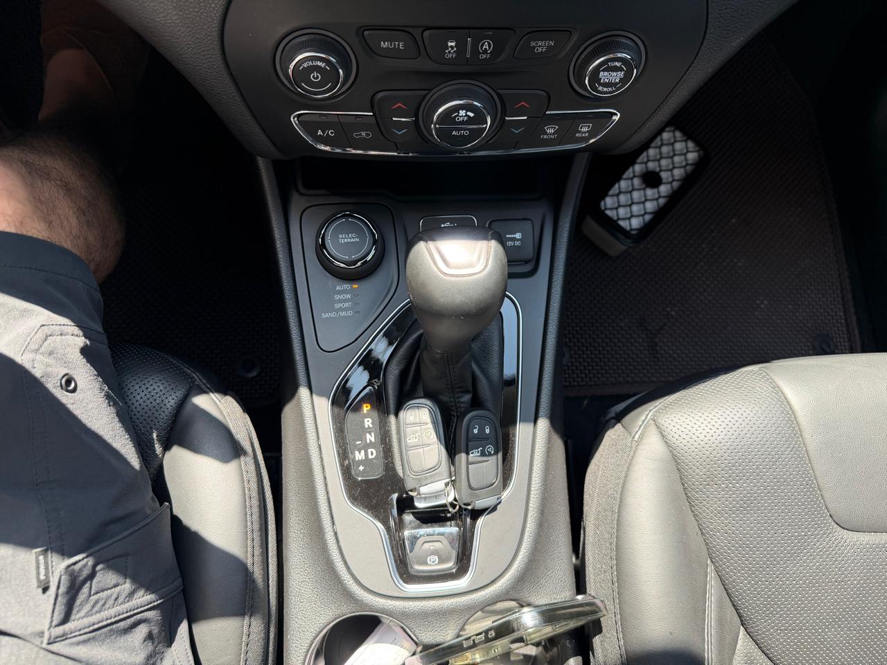 JEEP CHEROKEE 2020 – 2.4 cc GASOLINA / 5 PASAJEROS / 4X4 / LIMITED - Imagen 20